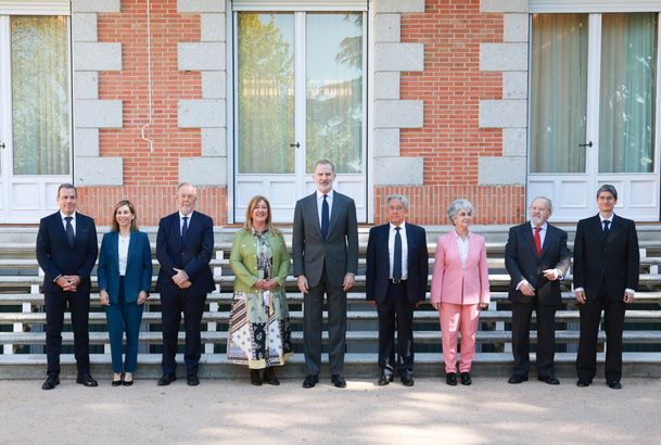Fotografía de grupo de Su Majestad el Rey con una representación del Parque Móvil del Estado