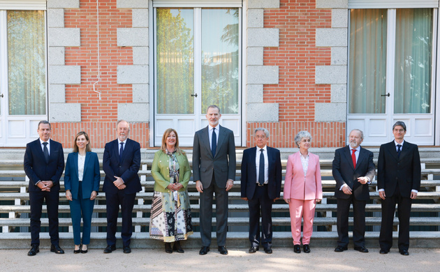 Fotografía de grupo de Su Majestad el Rey con una representación del Parque Móvil del Estado