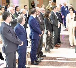 Su Majestad la Reina acompañada por la presidenta de la Comunidad de Madrid, Isabel Díaz Ayuso, la ministra de Juventud e Infancia, Sira Rego y el pre