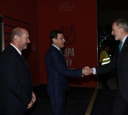Su Majestad el Rey es recibido por el el presidente de la Junta de Andalucía, Juan Manuel Moreno