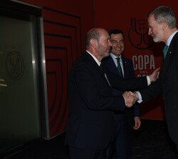 Su Majestad el Rey es recibido por el presidente de la Real Federación Española de Fútbol, Rafael Louzán 