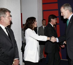 Su Majestad el Rey es recibido por la presidenta de la Comunidad de Madrid, Isabel Díaz Ayuso