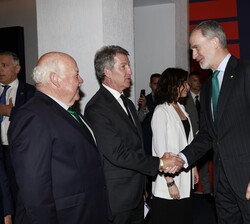 Su Majestad el Rey es recibido por el presidente del Partido Popular, Alberto Núñez Feijóo