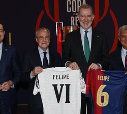 Don Felipe, acompañado de los presidentes del Real Madrid CF y del FC Barcelona, quienes hicieron entrega a Su Majestad de dos camisetas de sus clubes