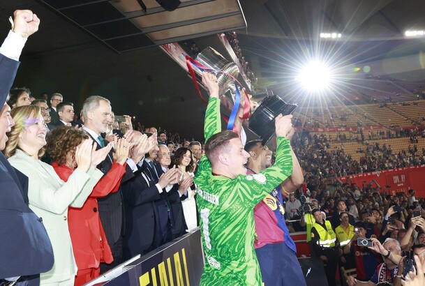 Los capitánes del FC Barcelona, Marc-André ter Stegen y Ronald Araujo, celebran la consecución del título en presencia de Su Majestad el Rey