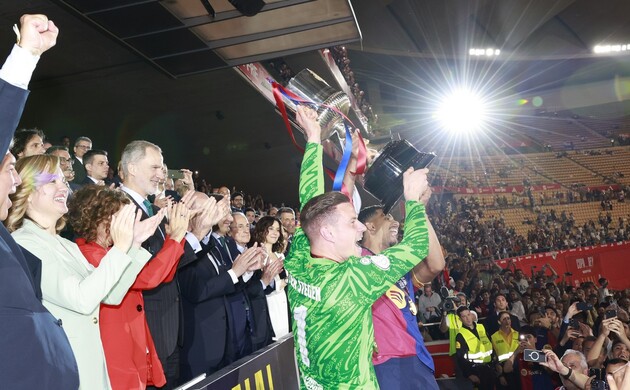 Los capitánes del FC Barcelona, Marc-André ter Stegen y Ronald Araujo, celebran la consecución del título en presencia de Su Majestad el Rey