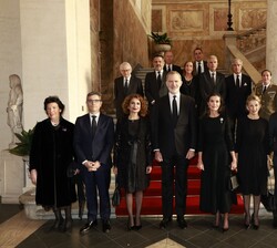 Sus Majestades los Reyes con la delegación oficial española en la residencia de la embajadora de España ante la Santa Sede