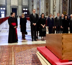 Sus Majestades los Reyes, acompañados por la delegación oficial española, ante el cuerpo de su santidad el papa Francisco