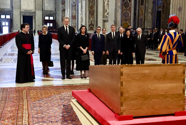 Sus Majestades los Reyes, acompañados por la delegación oficial española, ante el cuerpo de su santidad el papa Francisco