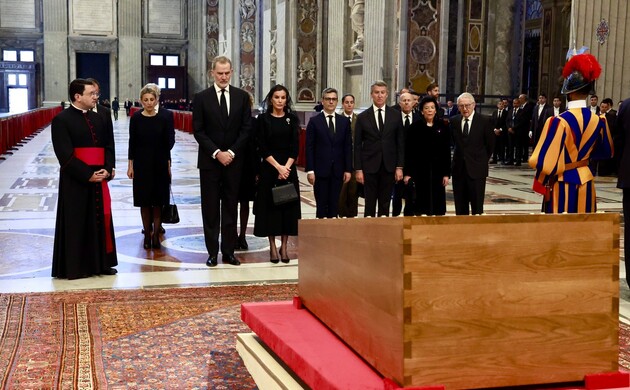 Sus Majestades los Reyes, acompañados por la delegación oficial española, ante el cuerpo de su santidad el papa Francisco