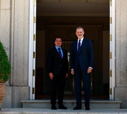Don Felipe y el Presidente de la República del Ecuador, Daniel Noboa Azín, antes del encuentro en el Palacio de La Zarzuela