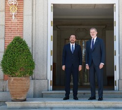 Don Felipe y y el Presidente de la República de Chipre, Nikos Christodoulides, a su llegada al Palacio de La Zarzuela