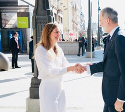 Su Majestad el Rey recibido a su llegada por la vicepresidenta tercera del Gobierno y ministra para la Transición Ecológica y el Reto Demográfico, Sar