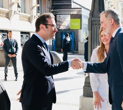 Su Majestad el Rey recibido a su llegada por el ministro de Economía, Comercio y Empresa, Carlos Cuerpo