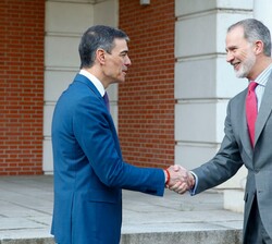 El Rey recibe el saludo del presidente del Gobierno, a su llegada al Palacio de La Moncloa