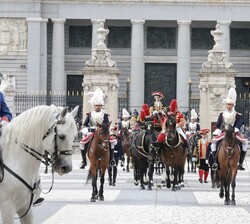 Momento de entrada en la Plaza de la Armería del carruaje con los embajadores para la presentación de Cartas Credenciales ante Su Majestad el Rey