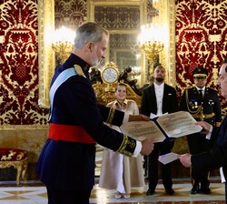 El Rey recibe la carta credencial del Sr. Tony Raful Tejada, Embajador de la República Dominicana