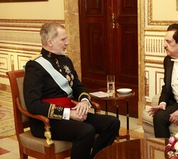 Don Felipe conversa con el Embajador de la República Dominicana