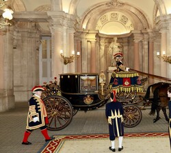 Interior del Palacio Real de Madrid duirante la llegada de los embajadores