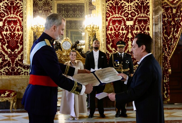 El Rey recibe la carta credencial del Sr. Tony Raful Tejada, Embajador de la República Dominicana