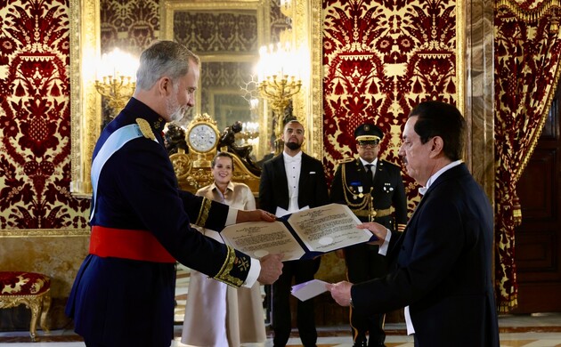 El Rey recibe la carta credencial del Sr. Tony Raful Tejada, Embajador de la República Dominicana