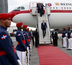 Su Majestad el Rey desciende del avión de la Fuerza Aérea Española que le trasladó al Aeropuerto Internacional de las Américas “Doctor José Fran