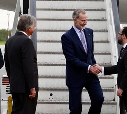 Su Majestad el Rey recibe el saludo del Viceministro de Política Exterior de la República Dominicana, Francisco Caraballo