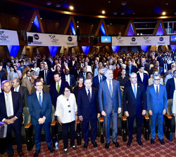 Su Majestad el Rey junto a Su Excelencia el presidente de la República Dominicana y el resto de autoridades y personalidades en el Aula Magna