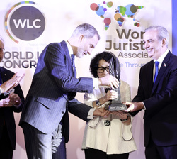 Su Majestad el Rey junto a Su Excelencia el presidente de la República Dominicana entregan el World Peace & Liberty Award a la Sra. Sonia Sotomayo