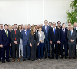 Fotografía de grupo con los miembros de la junta directiva de la WJA y del patronato de la World Law Foundation