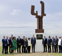 Fotografía de grupo frente al monumento Flame del autor Carlos Albert