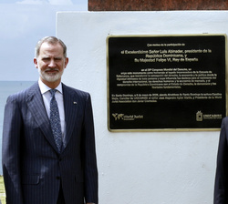 Su Majestad el Rey y Su Excelencia el presidente de la República Dominicana junto al monumento por la Paz y la Libertad
