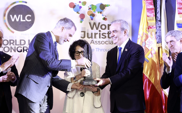 Su Majestad el Rey junto a Su Excelencia el presidente de la República Dominicana entregan el World Peace & Liberty Award a la Sra. Sonia Sotomayor