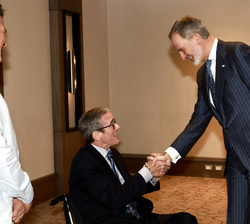 Su Majestad el Rey recibe el saludo del presidente y fundador de la Reynolds Foundation, Tim Reynolds