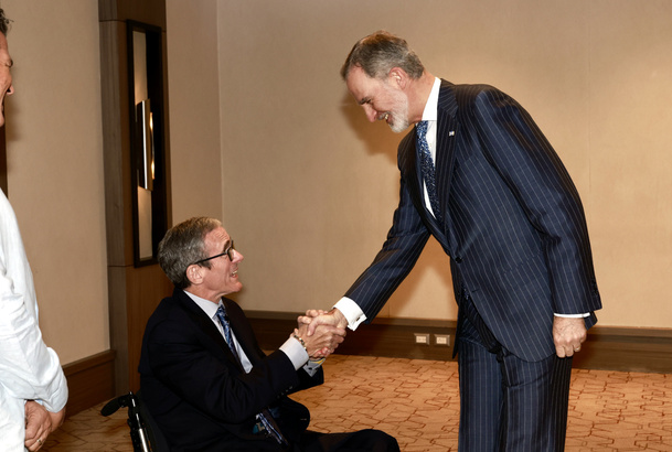 Su Majestad el Rey recibe el saludo del presidente y fundador de la Reynolds Foundation, Tim Reynolds