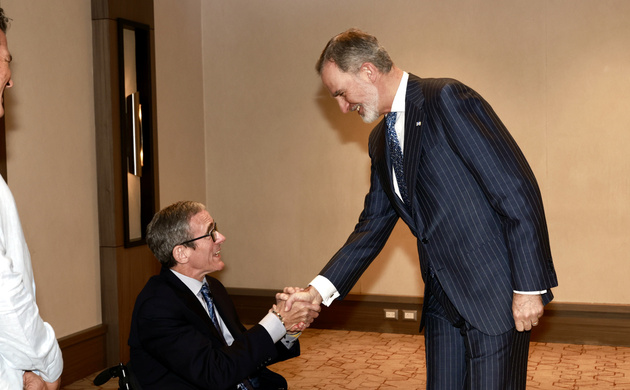 Su Majestad el Rey recibe el saludo del presidente y fundador de la Reynolds Foundation, Tim Reynolds