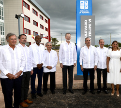 Su Majestad el Rey junto a Su Excelencia el presidente de la República Dominicana y el resto de personalidades y autoridades junto al monolito de la &