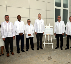 Su Majestad el Rey junto a Su Excelencia el presidente de la República Dominicana y el resto de autoridades y personalidades junto a la placa conmemor