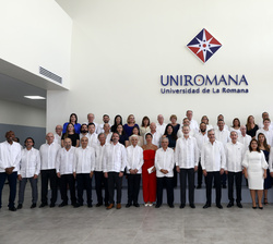 Fotografía de grupo con los equipos de FUNIBER y UNIROMANA