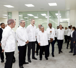 Recorrido por las instalaciones con explicaciones del presidente de FUNIBER en los paneles del proyecto FUNIBER