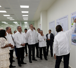 Recorrido por las instalaciones con paneles explicativos del desarrollo de la construcción de la Universidad