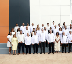 Fotografía de grupo con el equipo de ingenieros y responsables de la construcción del edificio