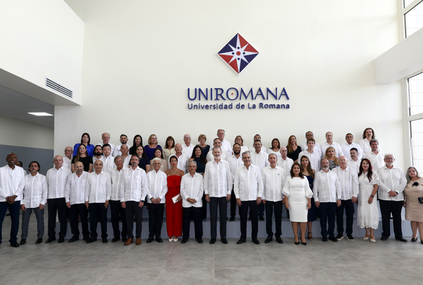 Fotografía de grupo con los equipos de FUNIBER y UNIROMANA