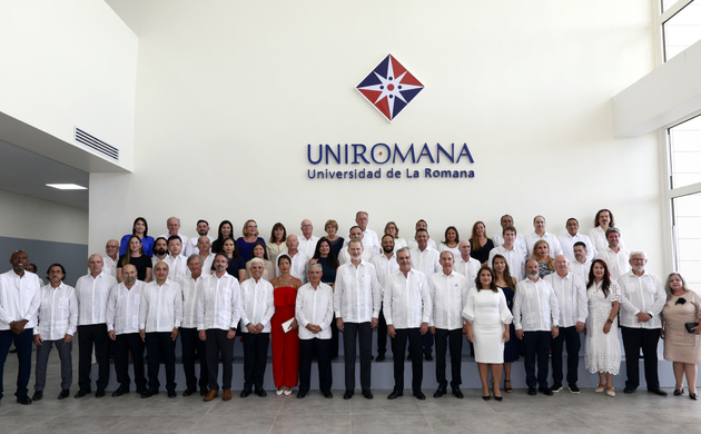 Fotografía de grupo con los equipos de FUNIBER y UNIROMANA