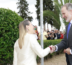 Su Majestad el Rey es recibido por la presidenta de la Junta de Extremadura, María Guardiola