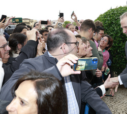 Su Majestad el Rey recibe un cariñoso saludo de los vecinos de Badajoz que le esperaban a su llegada al Museo