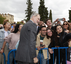 Su Majestad el Rey se fotografía con los vecinos de Badajoz que le esperaban a su llegada al Museo