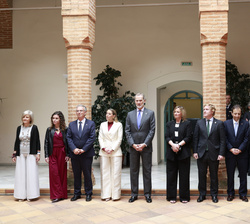 Fotografía de grupo de Su Majestad el Rey con las autoridades y personalidades asistentes al acto