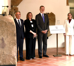 Su Majestad el Rey junto a las autoridades, frente a una placa conmemorativa de su visita