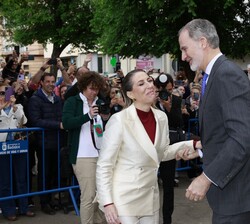 Su Majestad el Rey recibe el saludo de la presidenta de la Junta de Extremadura, María Guardiola